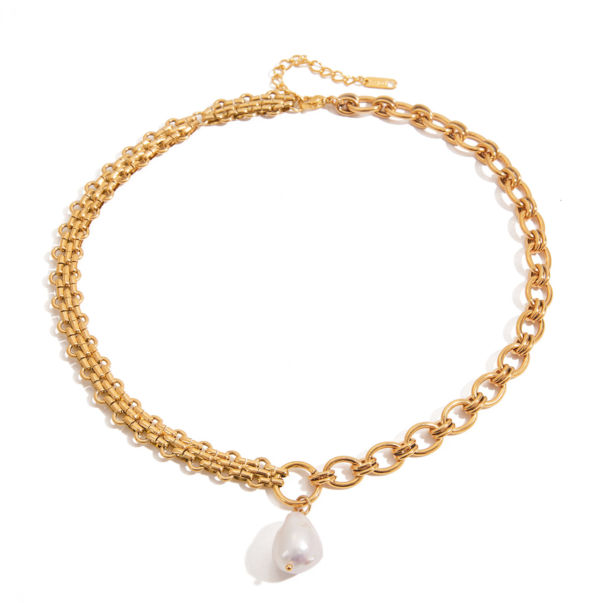 Elara Pearl Necklace